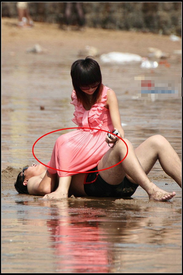 海边沙滩上那对开放的情侣不雅照（图）